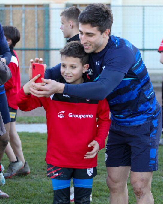 santiago arata se prend en selfie avec un enfant