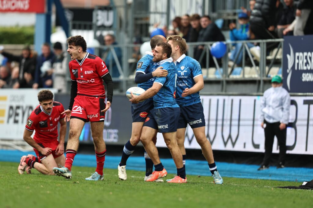 Rémy Baget et les joueurs du Castres Olympique célébrant leur victoire contre le LOU Rugby.